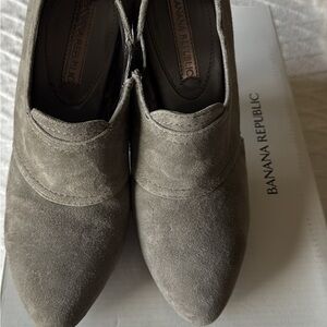 Banana Republic Women's Taupe Suede Booties with heel